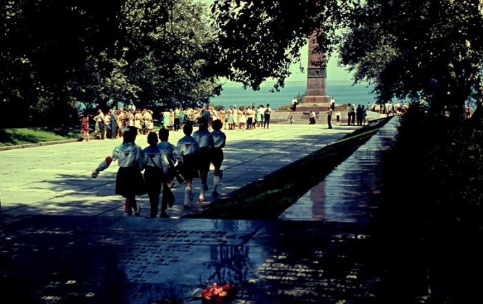 Смена караула у памятника морякам-черноморцам. Город Одесса, 1969 год.