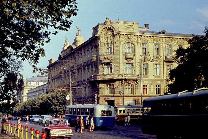 Одна из центральных улиц города Одессы - Дерибасовская. Город Одесса, 1969 год. 