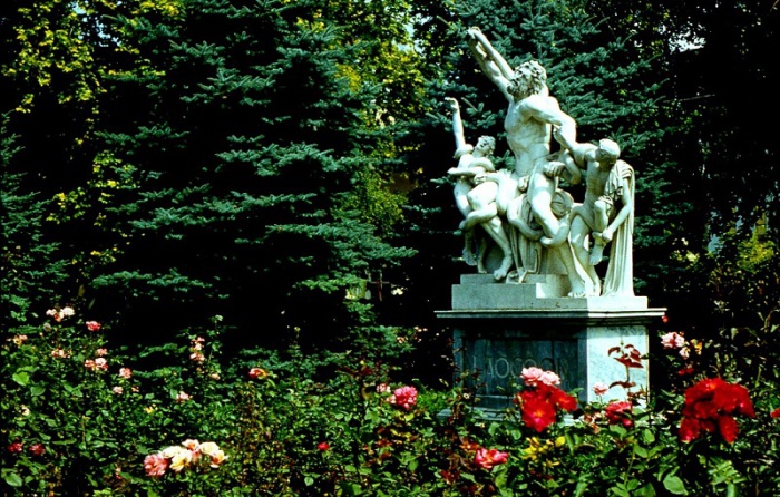 Статуя Лаокоона выполненная по эпизоду из эпической поэмы Гомера «Илиада». Город Одесса, 1969 год.