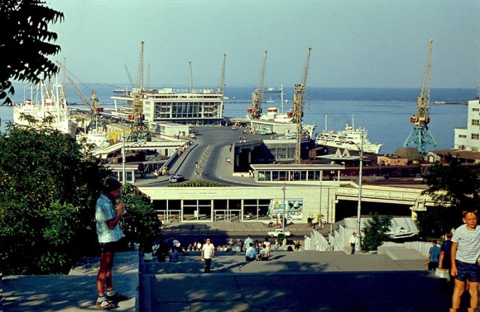 Вид на Потёмкинскую лестницу и морской вокзал. Город Одесса, 1969 год.