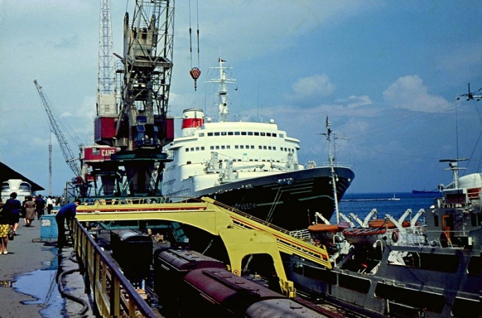 Пришвартованный корабль в морском порту. Город Одесса, 1969 год. 