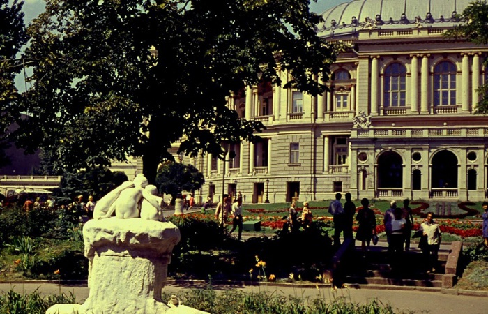 В одном из скверов у оперного театра. Город Одесса, 1969 год.