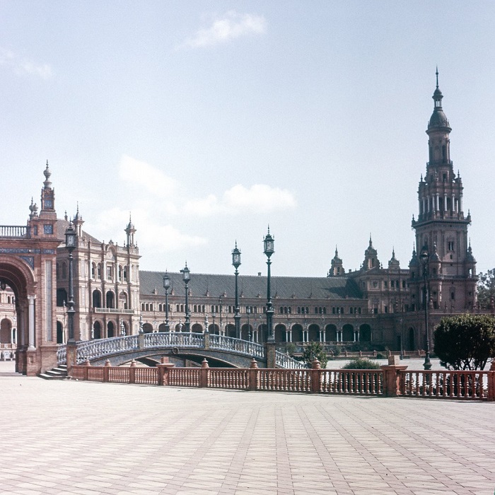 Серия из 48 плиточных альковов и скамей, которые представляют каждую из областей Испании, а также ее двух архипелагов. Серия из 48 плиточных альковов и скамей, которые представляют каждую из областей Испании, а также ее двух архипелагов.