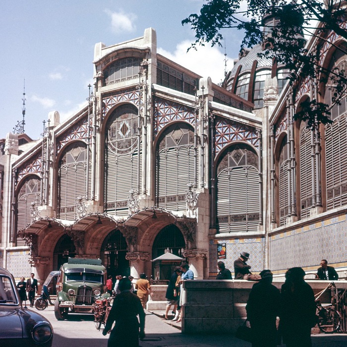 Представляет собой не только популярное место торговли самыми разнообразными товарами и продуктами питания, но и настоящий памятник архитектуры. Представляет собой не только популярное место торговли самыми разнообразными товарами и продуктами питания, но и настоящий памятник архитектуры.
