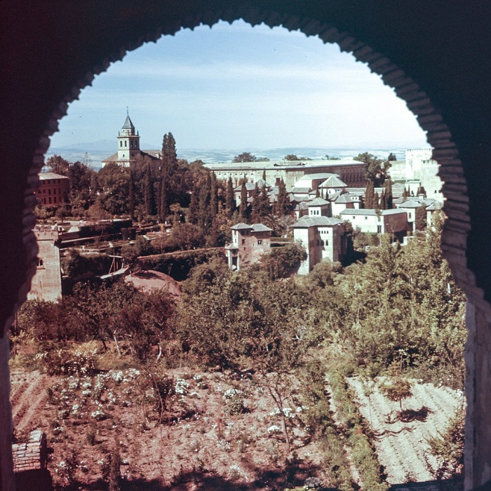 Комплекс дворца Карла V и садов вокруг него - одна из главных достопримечательностей Гранады. Комплекс дворца Карла V и садов вокруг него - одна из главных достопримечательностей Гранады.