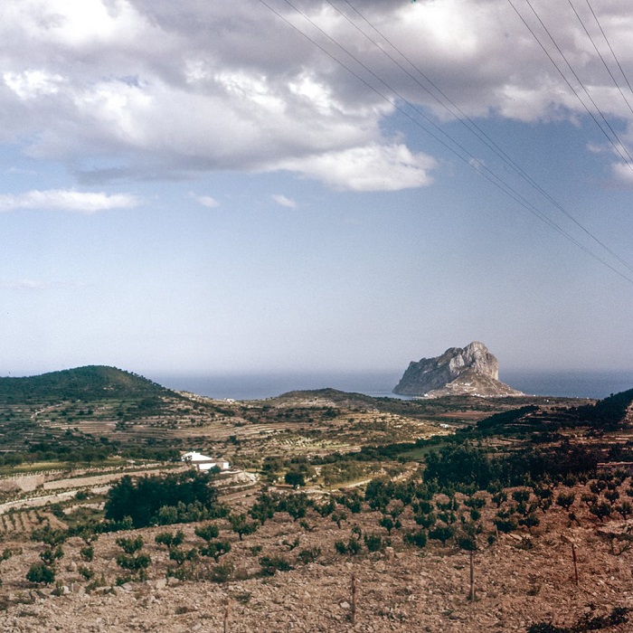 Бухты побережья обрамлены величественными скалистыми утесами. Бухты побережья обрамлены величественными скалистыми утесами.