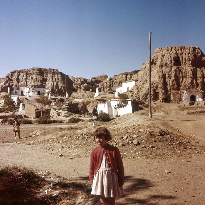 Испанские цыгане обосновались в андалусских пещерах в 1800 годах, именно там, в податливых горных породах, они вырыли подземные тоннели, ставшие для них домами. Испанские цыгане обосновались в андалусских пещерах в 1800 годах, именно там, в податливых горных породах, они вырыли подземные тоннели, ставшие для них домами.