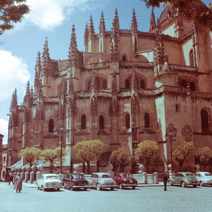 Объединяет под своими сводами 18 часовен, в которых можно увидеть бесценные исторические скульптуры и картины. Объединяет под своими сводами 18 часовен, в которых можно увидеть бесценные исторические скульптуры и картины.