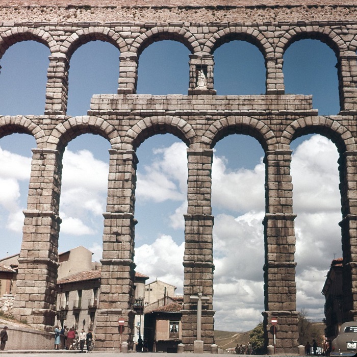 Акведук был построен, чтобы подвести воду, к расположенному на возвышенности городу из горной реки. Акведук был построен, чтобы подвести воду, к расположенному на возвышенности городу из горной реки.