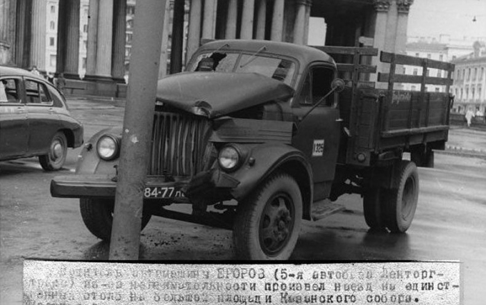 Водитель ГАЗ-51 произвел наезд на единственный столб, на площади у Казанского собора, 1956 год.