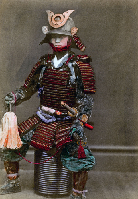 Самым дорогим атрибутом доспехов самурая являлся шлем, который изготавливался при помощи соединения нескольких металлических пластин, 1882 год.