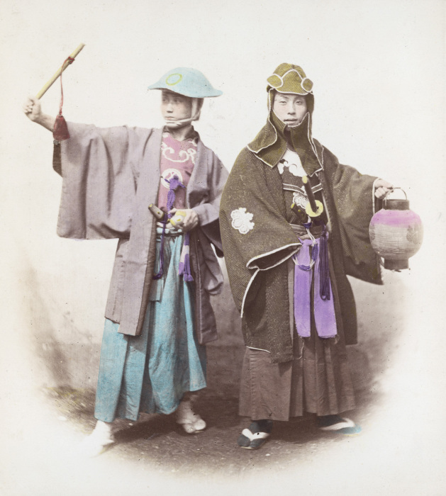 Фамильный герб самурая, считавшийся привилегией господствующего класса по правилам нашивался на одежду в пяти местах: на спине, между плечами, на груди и на обоих рукавах, 1865 год.