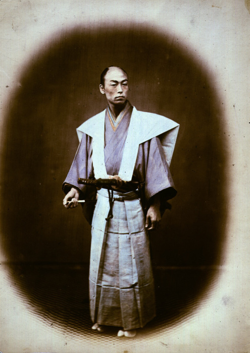 Хаори самурая имело особый покрой, отличительной чертой которого был небольшой разрез внизу на спине, 1867 год.