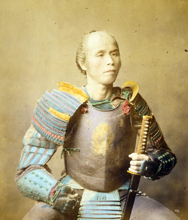 Туловище самурая защищено панцирем, состоящим из набрюшной и нагрудной металлических пластин, 1877 год.