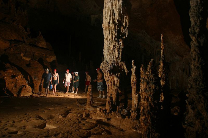 Довольно небольшой вход в пещеру скрывает за собой огромной полое пространство.