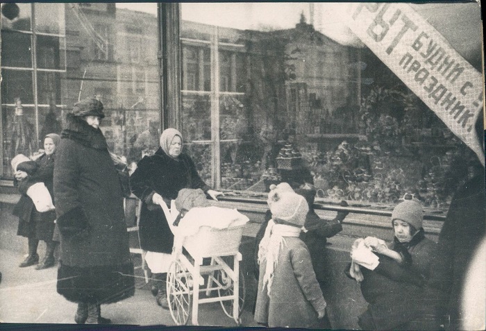 Нанять няню могли себе позволить только инженеры и оперные певцы, 1929 год. Нанять няню могли себе позволить только инженеры и оперные певцы, 1929 год.