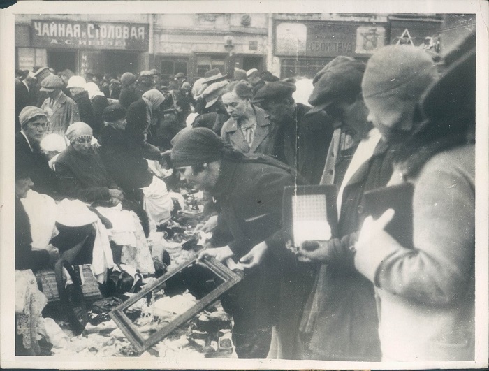Продавалось все, что можно было продать, 1930 год. Продавалось все, что можно было продать, 1930 год.
