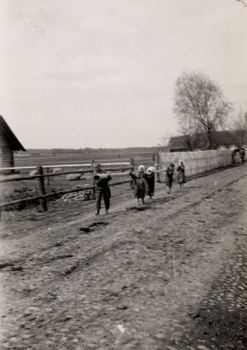 Дети в сёлах с раннего возраста приучены помогать по хозяйству своим родителям, 1939 год.