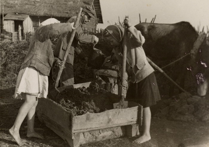 Девочки помогаю готовить раствор для кирпича, который потом заливался в специальные формы до застывания, 1937 год.