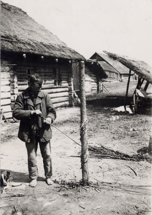 В старину веревки плели в ручную, 1939 год. Фотограф: Семак Франца.