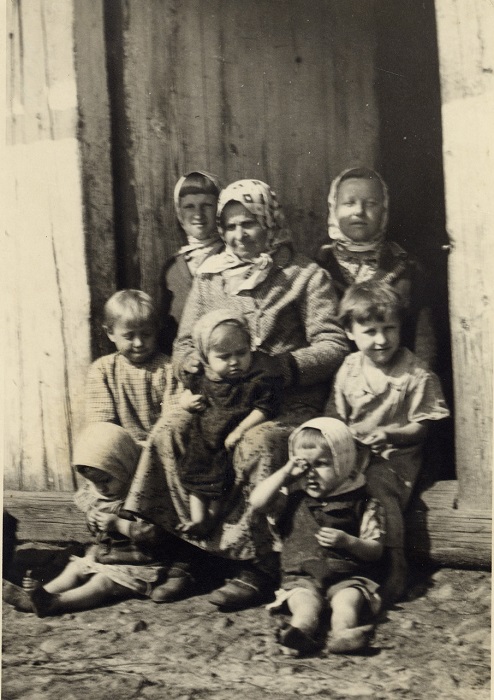 Старенькая бабушка с любимыми внучатами. Снимок сделан в деревне Гуденята, 1939 год.