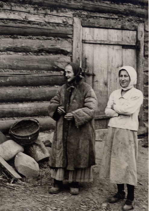 Соседки встретились на улице чтобы поболтать...