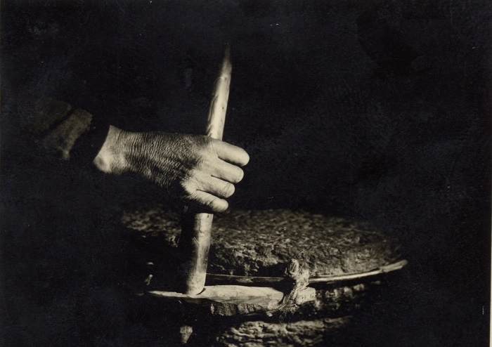 Ручная мельница для растирания зерна.