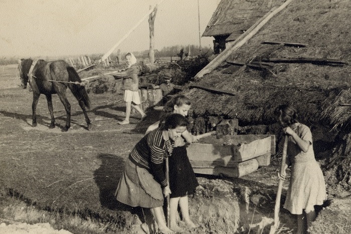 Производство кирпича для печи, 1937 год.