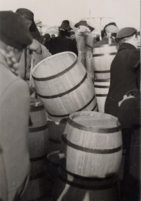 Покупатели сморят дубовые бочки, 1939 год.