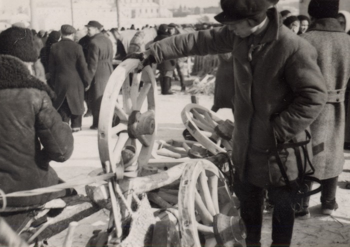 Мужчина выбирает колёса для телеги, 1939 год.