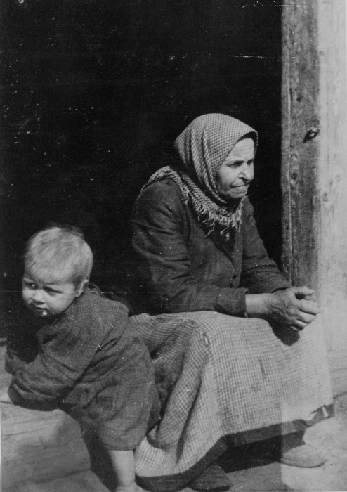 Бабушка нянчит маленького внучка, 1939 год.