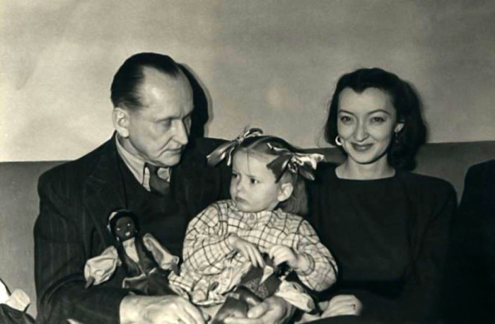 Александр и Лидия Вертинские со старшей дочерью.