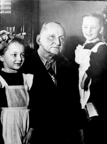 Вертинский с дочерьми.