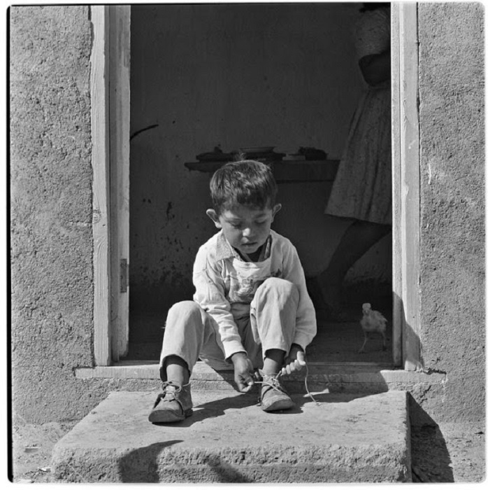 Мальчишка учится завязывать шнурки, 1967 год.