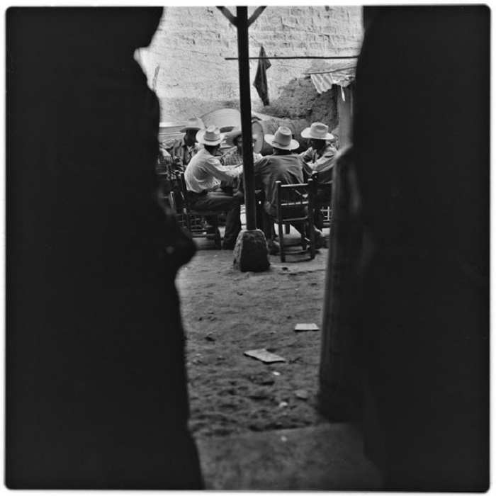 Мужчины отдыхают за столом в уличной кафешке, 1963 год.