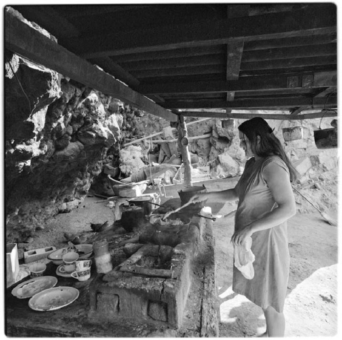 Женщина готовит еду на ранчо вблизи Калифорнийского залива, 1972 год.