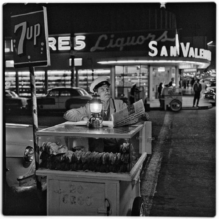 Продавец читает свежие новости пока нет клиентов, 1964 год.