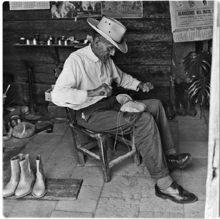 Мужчина занимается пошивом обуви в Аламосе, 1960 год.