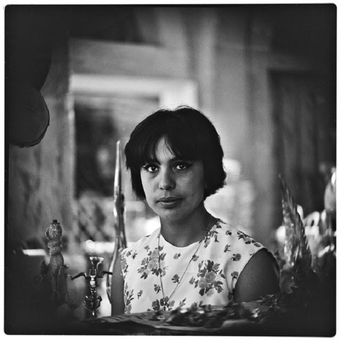 Молодая женщина в сувенирном магазине, 1964 год.