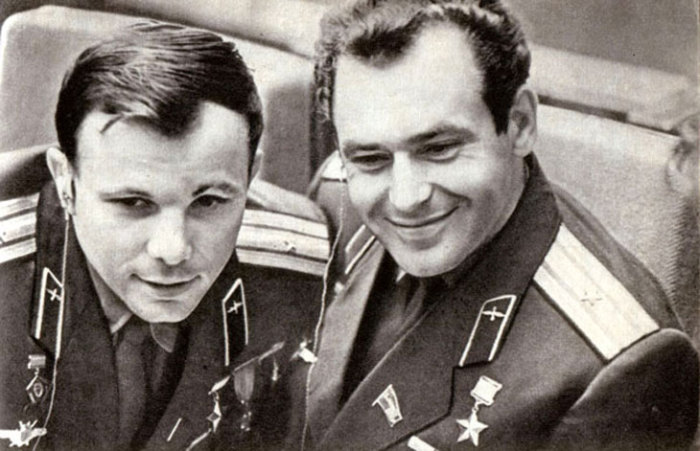 Юрий Гагарин и Герман Титов. | Фото: nifdugu.ru.