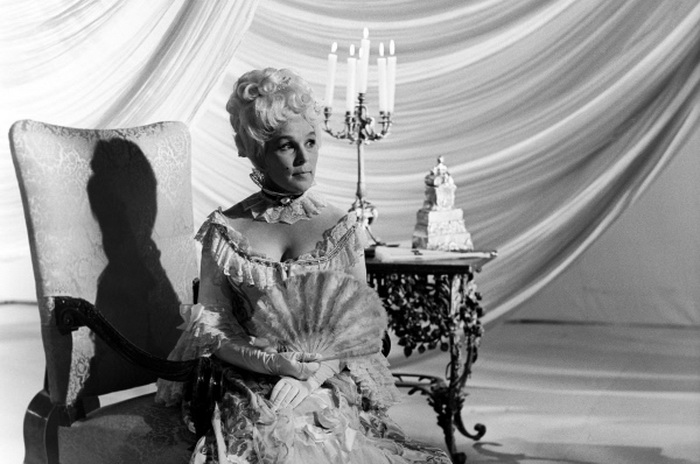 Вера Васильева в спектакле «Безумный день, или Женитьба Фигаро» | Фото: ria.ru Вера Васильева в спектакле «Безумный день, или Женитьба Фигаро» | Фото: ria.ru