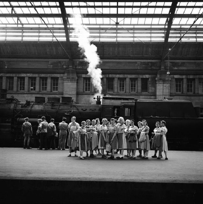 Школьницы пришли посмотреть на поезда. Германия, 1956 год.