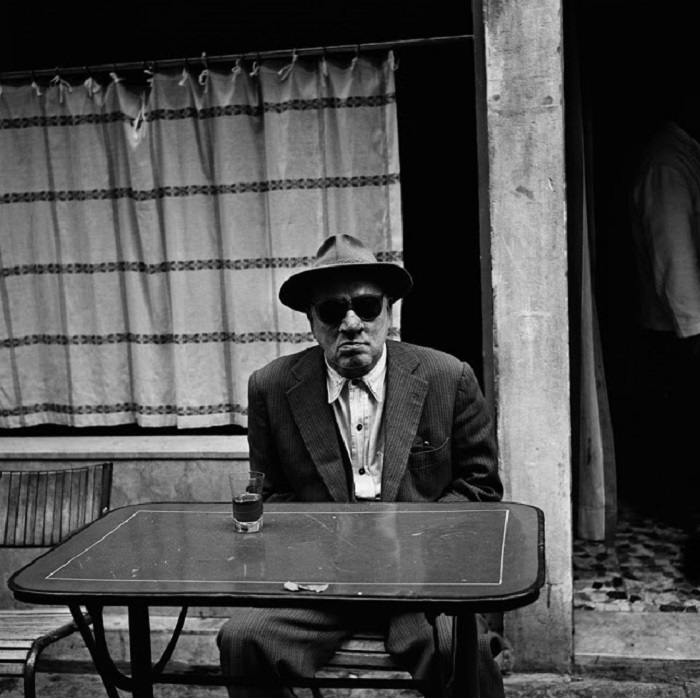 Посетитель уличного кафе. Италия, 1956 год.