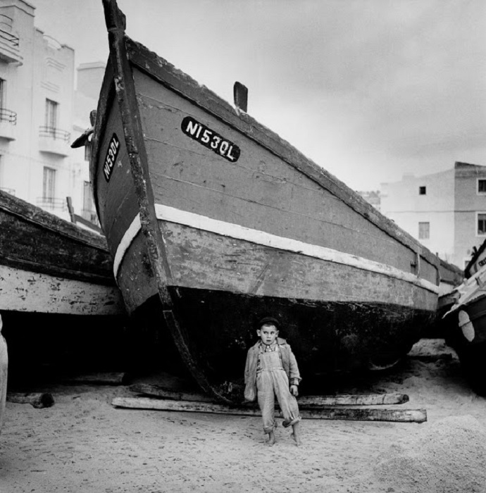 Прогулка босыми ногами возле больших лодок. Португалия, 1956 год.