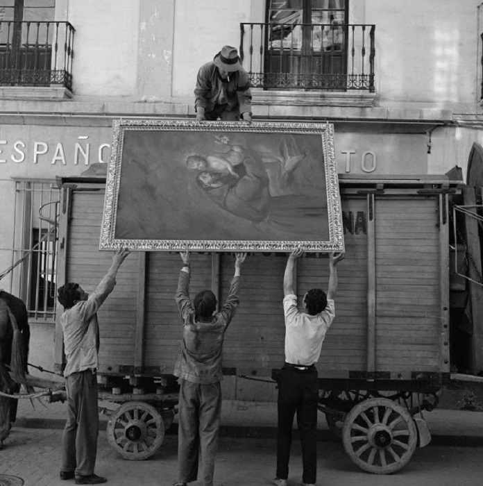 Мужчины бережно грузят картину. Италия, 1956 год.