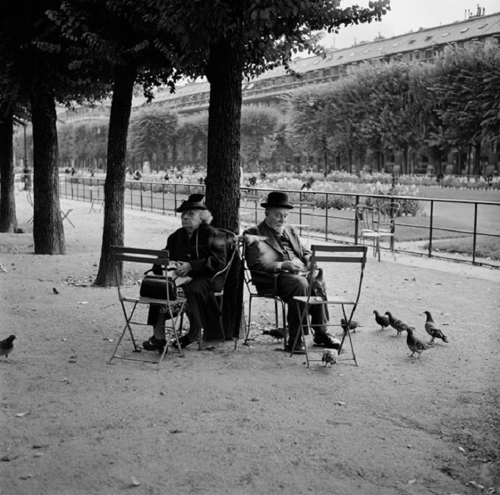 В парке на отдыхе. Париж, 1955 год.