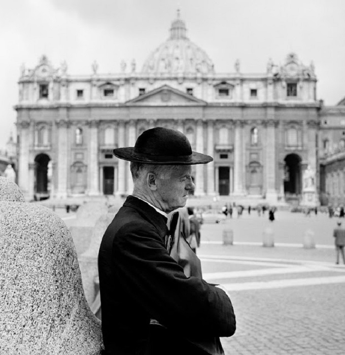 Священник молится перед тем как войти в храм. Рим, 1956 год.