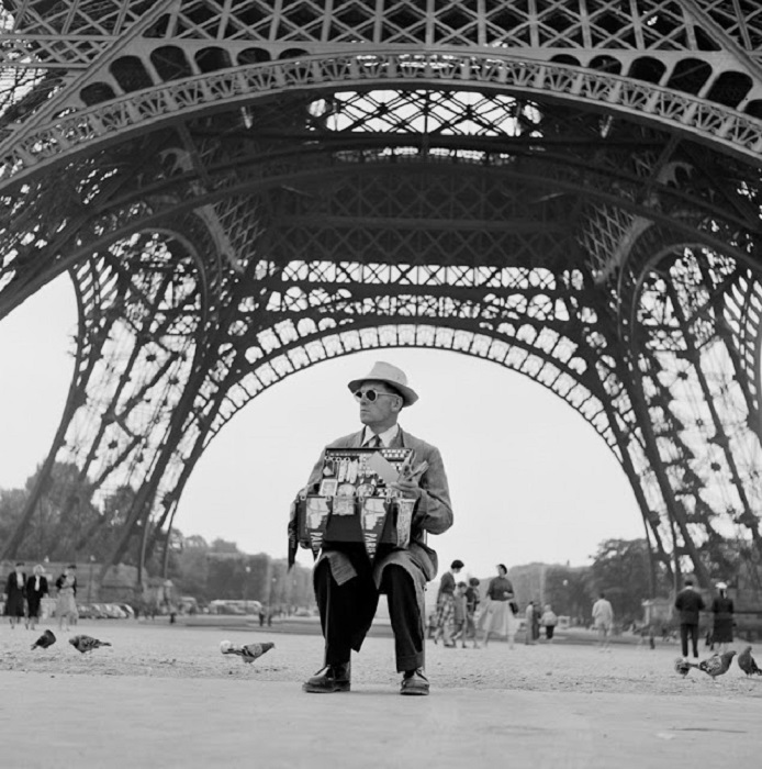 Под Эйфелевой башней. Париж, 1955 год.