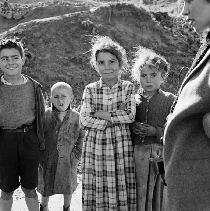 Цыганским детям всегда предоставлялась значительная свобода. Испания, 1956 год.