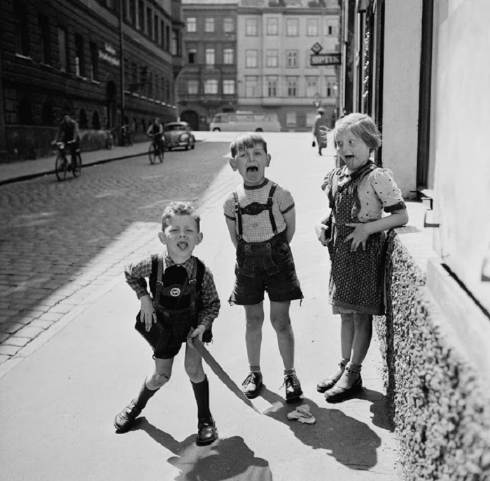 Дети гримасничают перед объективом фотоаппарата. Германия, 1955 год.